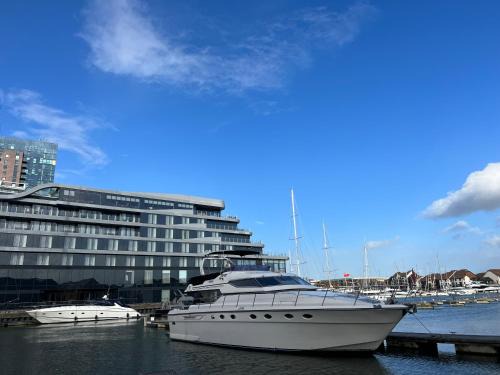 SUPERYACHT ON TOWN QUAY MARINA, SOUTHAMPTON - Very close to city centre and cruise terminals - free parking included