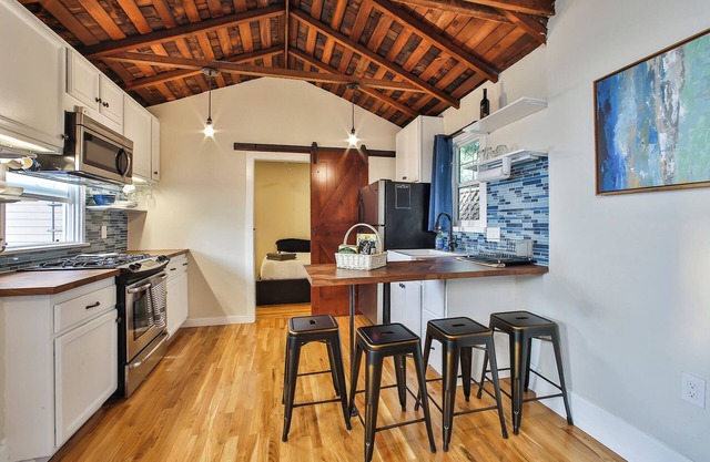 Surf Bungalow w/dedicated workspace+daybed