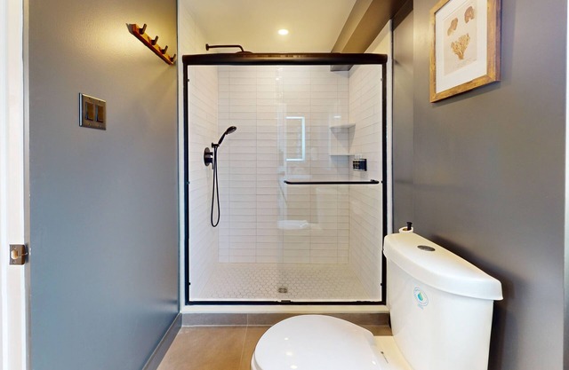 Surf Club - King Bed, 2 Mins to OC Beach & POOL