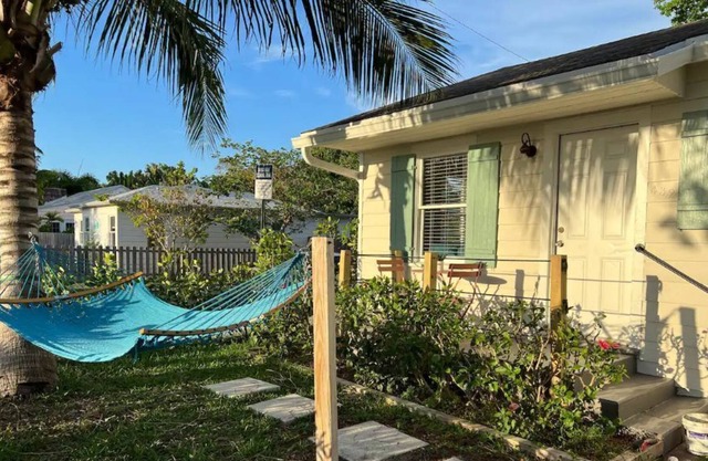 Surf Out our Beachy Cottage-King Bed w/Private Fenced Patio
