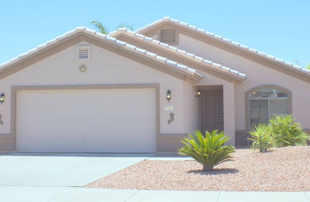 Surprise Retreat! Heated Pool and Hot Tub