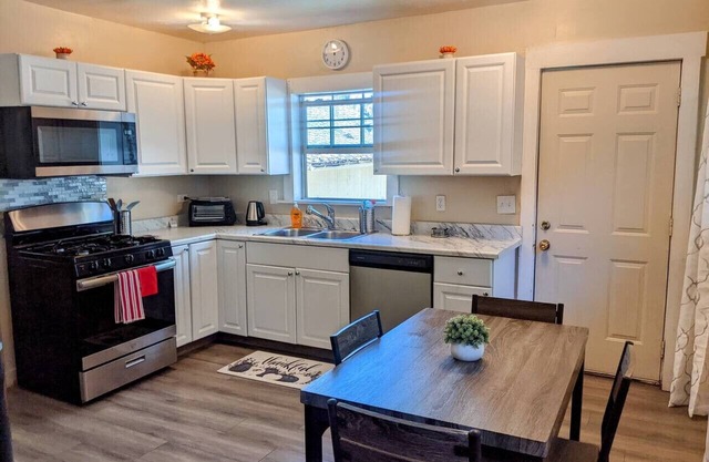 Susanville's cutest cottage 3 beds 1 bath sleeps 5