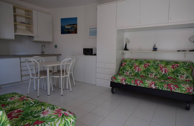 susy 2, studio apartment near the sea