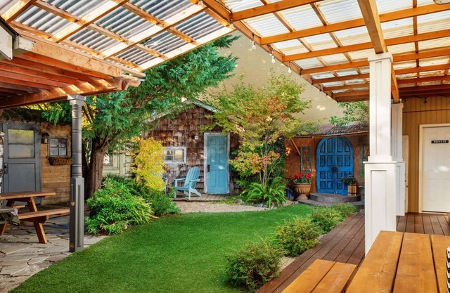 SW Portland Estate with Incredible Patio 8 Miles to Downtown 1/2 mile to MAX One Block to Park