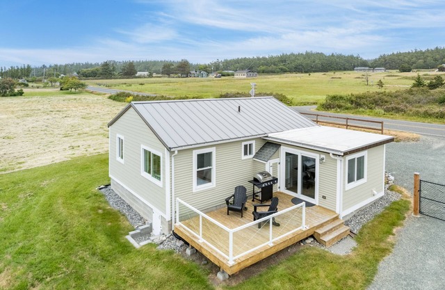 Swan Lake Cottage by AvantStay | Views + Firepit