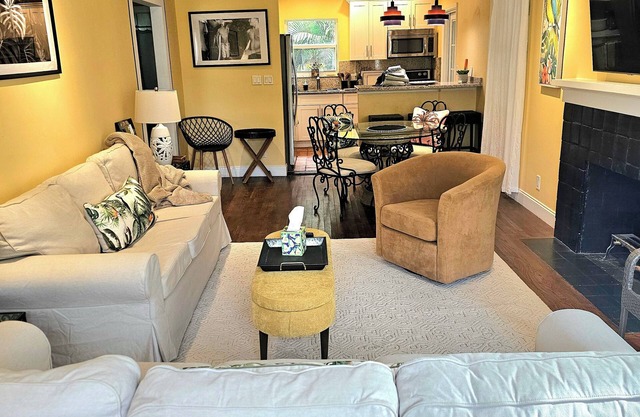 Swank Cottage, walk to restaurants!