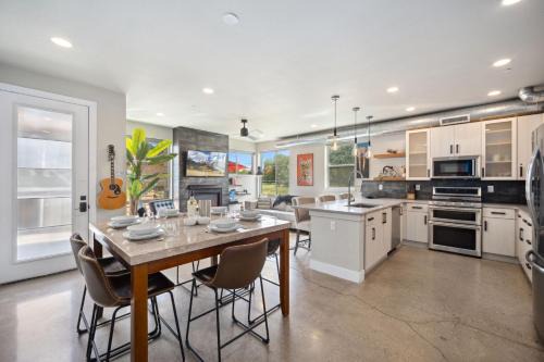 Swanky Townhome near Old Town, Breweries & River!