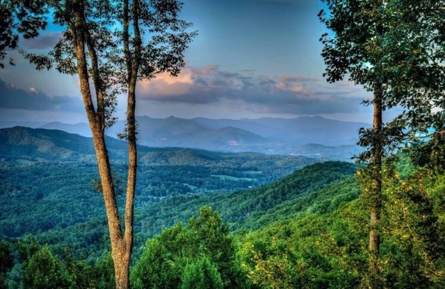 SWEEPING MOUNTAIN VIEWS-POOL TABLE & FOOSBALL-FIBER WIFI & OPEN + SCREENED DECKS