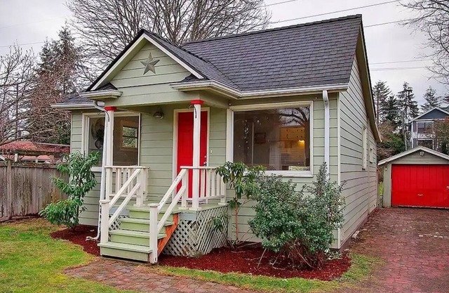 Sweet 1 BR Rescued House in Greenwood