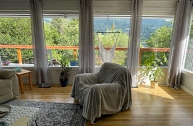 Sweet Creek Retreat. beautiful; views, close to beaches & hikes.