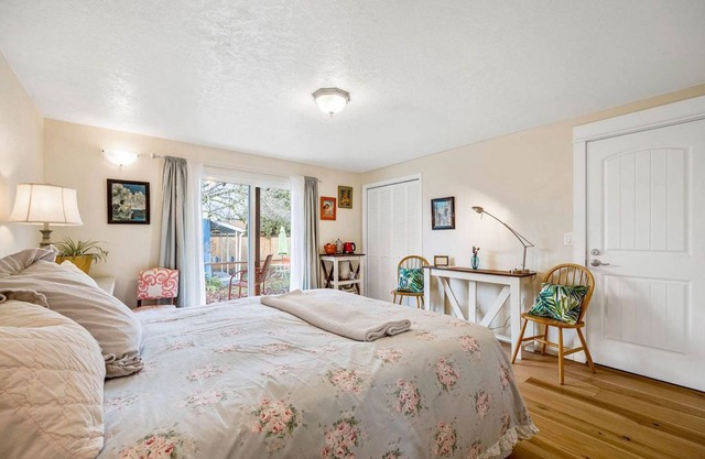 Sweet Dreams Private Entrance, 5 blocks, Walk/Ride to River