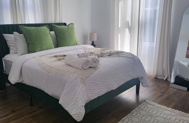 Sweet Escape ~ 4 BR Modern Luxury Near NYC & EWR