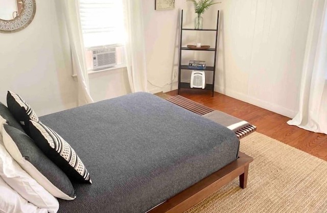 Sweet Retreat 2: Stylish & Cozy Home Mins to Colby