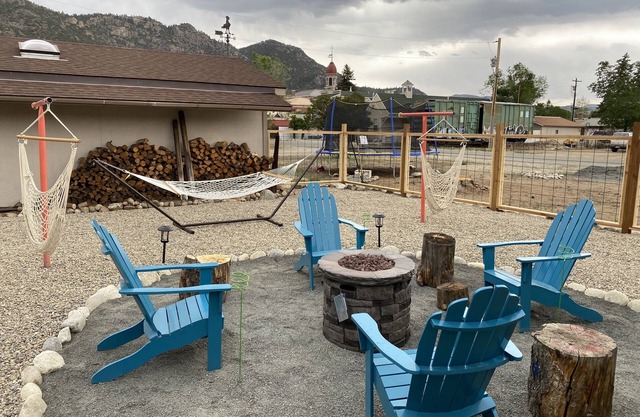 *Sweet Retreat*- one block to Main St. STR-080