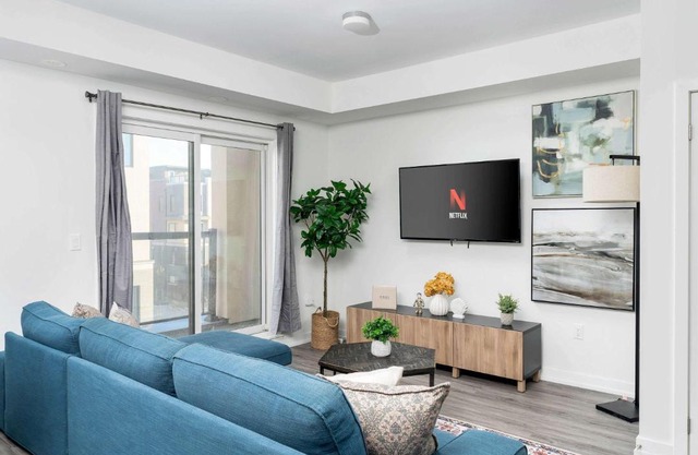 Sweet Townhouse with Rooftop Patio in Erin Mills