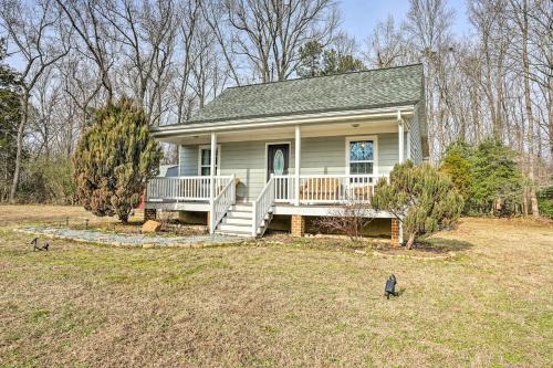 Sweet Vacation Cottage with Deck and Grill!