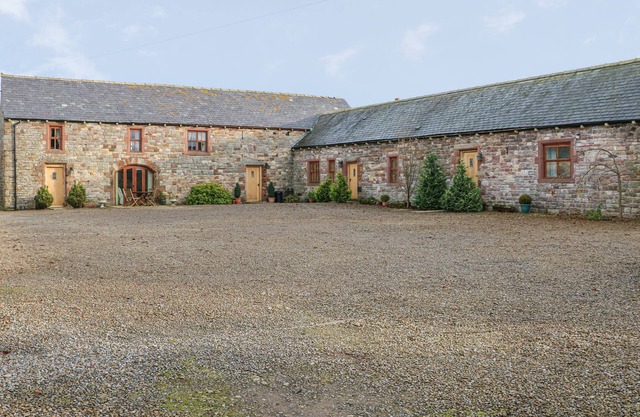 SWIFT COTTAGE, pet friendly, character holiday cottage in Milton