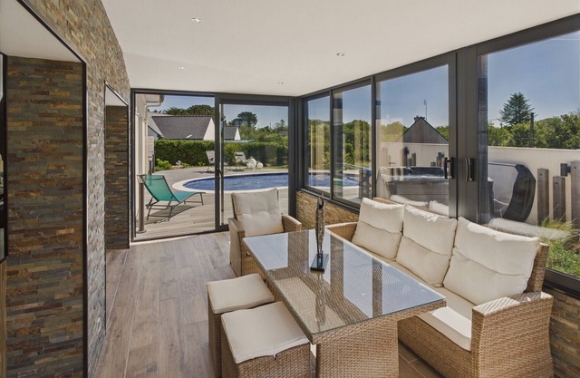 Swimming pool, jacuzzi and large terrace for 7