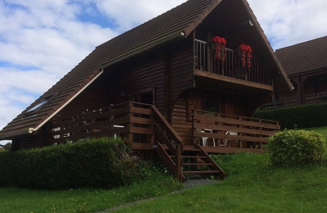 Traditional Log Cabin on quiet Residential Commune overlooking Lake Dathee