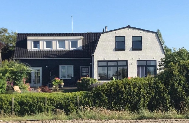 T Huuske tuinappartement met fantastisch uitzicht, nabij Zee