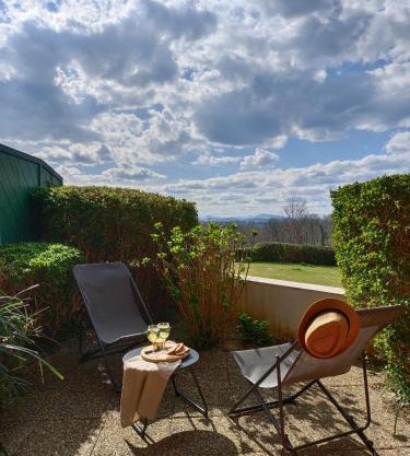 T1 Bis avec piscine vue golf et montagnes