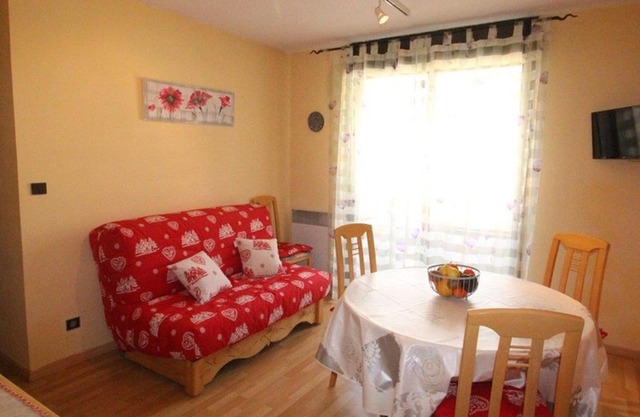 T2 bis au pied du télécabine, balcon, garage, centre-ville de Luchon - FR-1-313-160