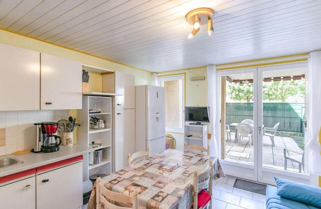 T2 cabine 6 pers avec balcon, parking privé, proche commodités et stations de ski - FR-1-402-122