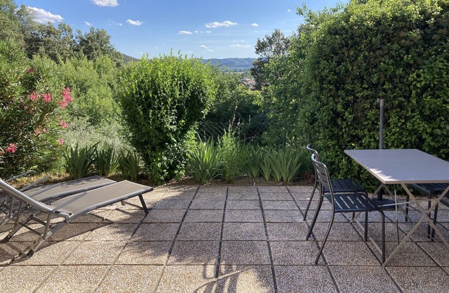 T2 CLASSIFIED 2 * FENCED AND SECURE GROUND FLOOR SPA/HOLIDAYS