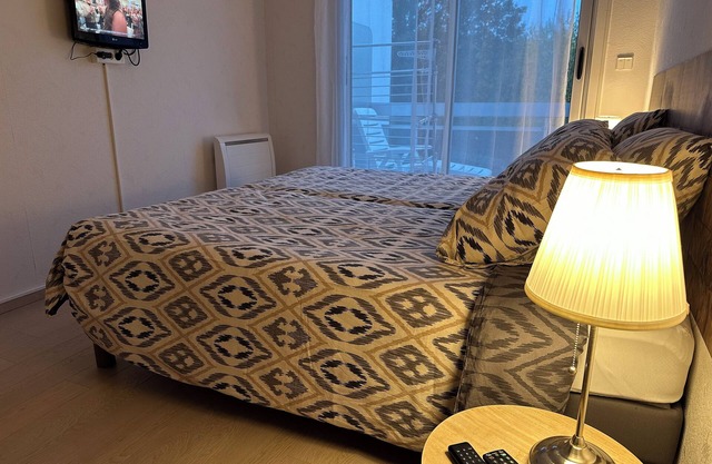 T2 43m2 very bright, close to shops, private parking, janitor