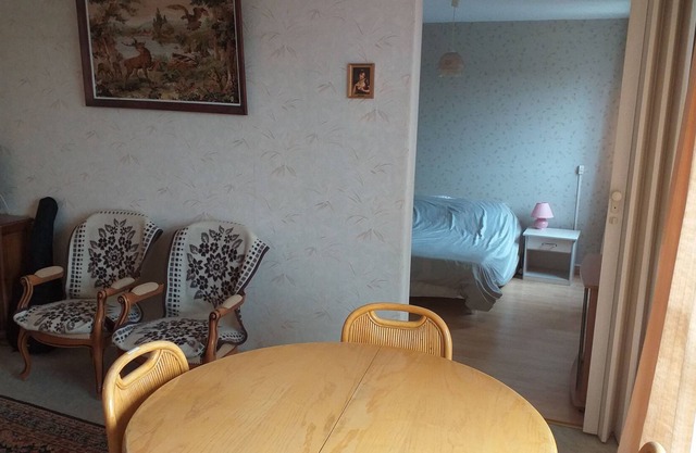 T2 near the center, the swimming pool and a leisure park. All shops 2 minutes away.