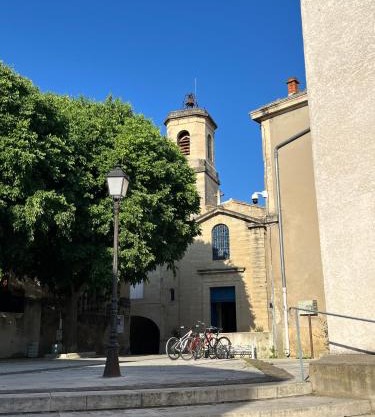 T2 sur la place du village proche Mer et Montpellier