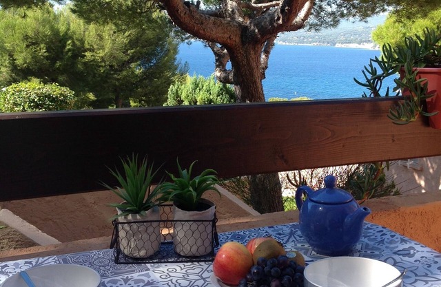 T2 vue mer 180° Avec balcon, Air-conditioned, direct access to the sea, Parking, Piscine
