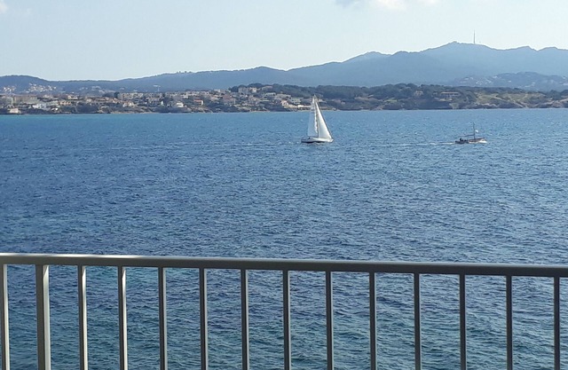 T3 apartment corniche des Baux, seafront, quiet 5 people 5 minutes from the port and shops