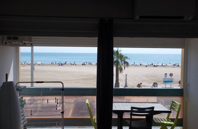 T3 apartment with air-conditioning on the seafront, completely refurbished and newly equipped.