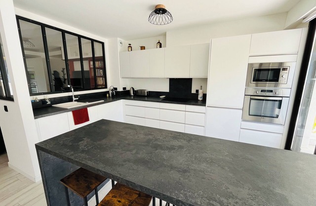 T3 renovated and air-conditioned 85m2, terrace 30m2, parking, swimming pool, close to beaches
