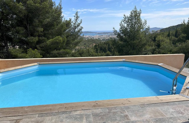 T5 house overlooking Toulon harbour with swimming pool