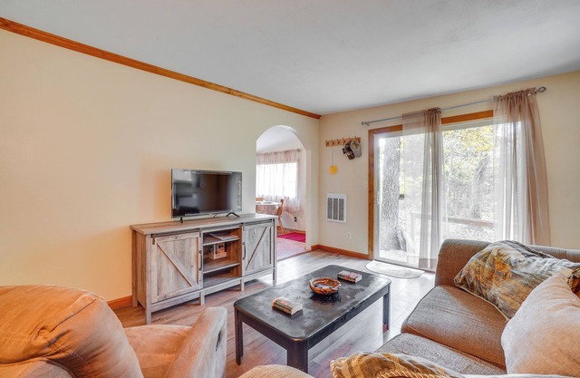 Table Rock Lake Cabin w/Deck & Bar!