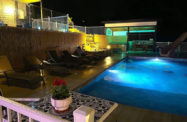 Table Rock Mega-Villa: Sleeps 29, Private Heated Pool & Hot Tub, 3 mins to SDC!