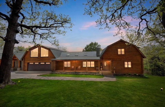 Tablerock Lakefront Haven: Huge 6BR Log Cabin Retreat with Breathtaking Views!