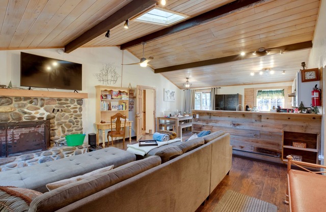 Tahoe Home 3 Mi to Heavenly Mountain Resort!