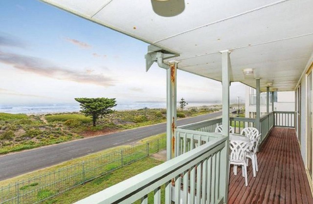 Tahren Beachfront Shack: Your Budget-Friendly Getaway Where Pets Are Welcome