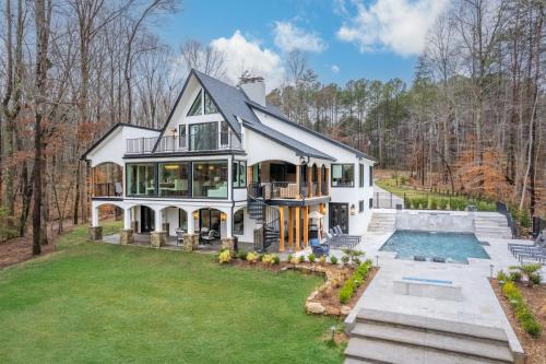 Take it to the Bank by AvantStay New Pool Hot Tub Sleeps 16