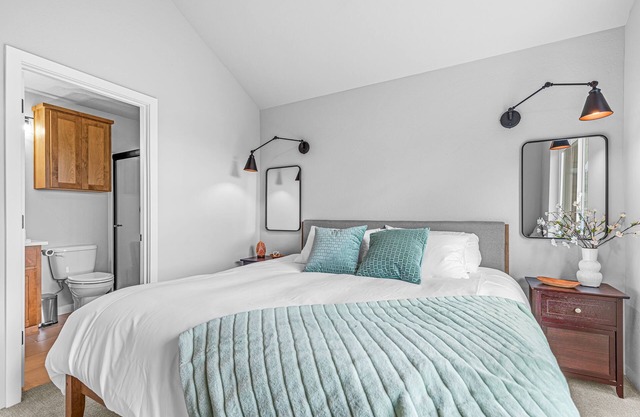 Talent Cottage- 2 King beds, 2 bath with garage!
