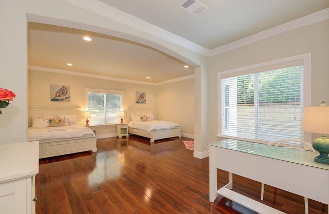 Tambor Hideaway Modern Rowland Escape