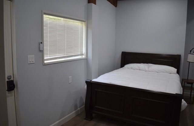 Tannersville Villageon SawMill Creek Room #9- 1 Queen