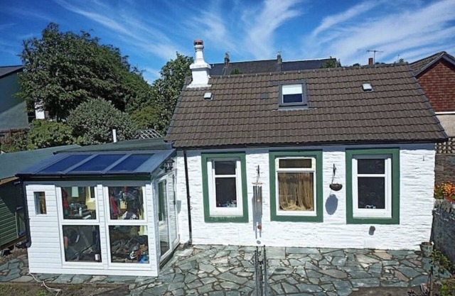 Tara Cottage - a quirky, cosy, quiet, traditional cottage with private garden.