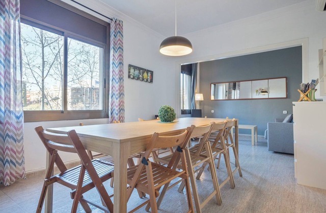 TARRADELLAS 3, PARA 14 PERSONAS, muy cerca Estació de Sants, llegada tren aeropuerto, muy bien comunicado y rodeado de comercios y restaurants