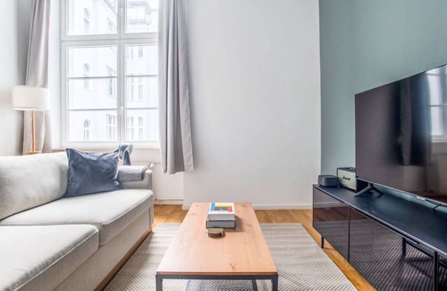 Tasteful Charlottenburg Studio nr KaDeWe, by Blueground