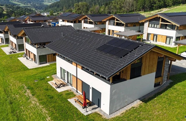 Tasteful ski-in ski-out lodge