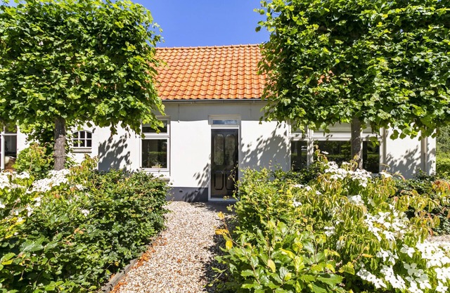 Tastefully decorated holiday home with an outdoor kitchen in Ouddorp, close to the beach and the sea.